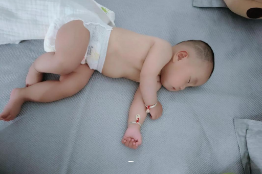 枣庄宝宝胳膊上起红疙瘩